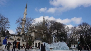 Free The Wall Videoclip, Mosque, Place Of Worship, Building, Structure, Architecture